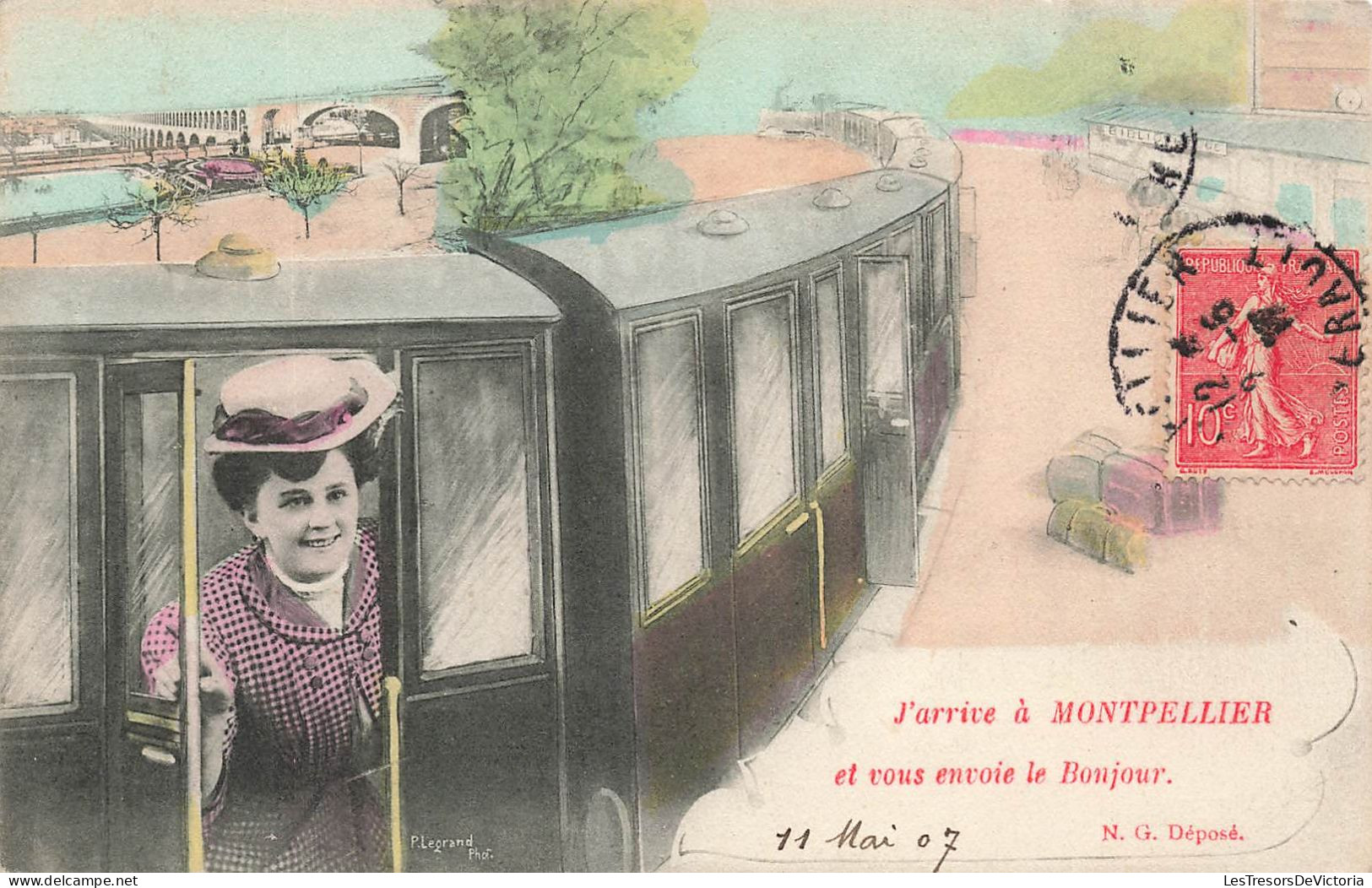 FANTAISIES - Une Femme Sortant D'un Wagon De Train - Colorisé - Carte Postale Ancienne - Femmes