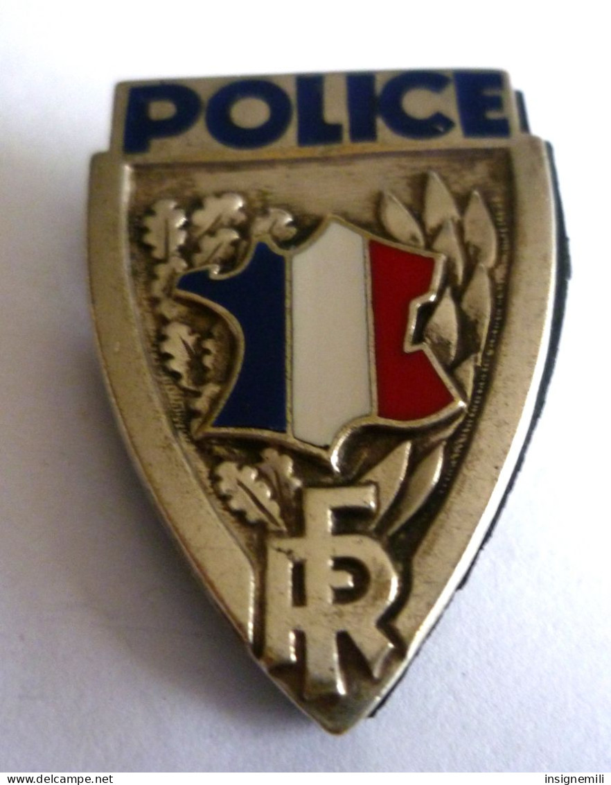 INSIGNE POLICE , Métal Léger, 39 X 27 Mm Env - Fixation FRAISSE DEMAY PARIS + Poinçon Carré - Polizei