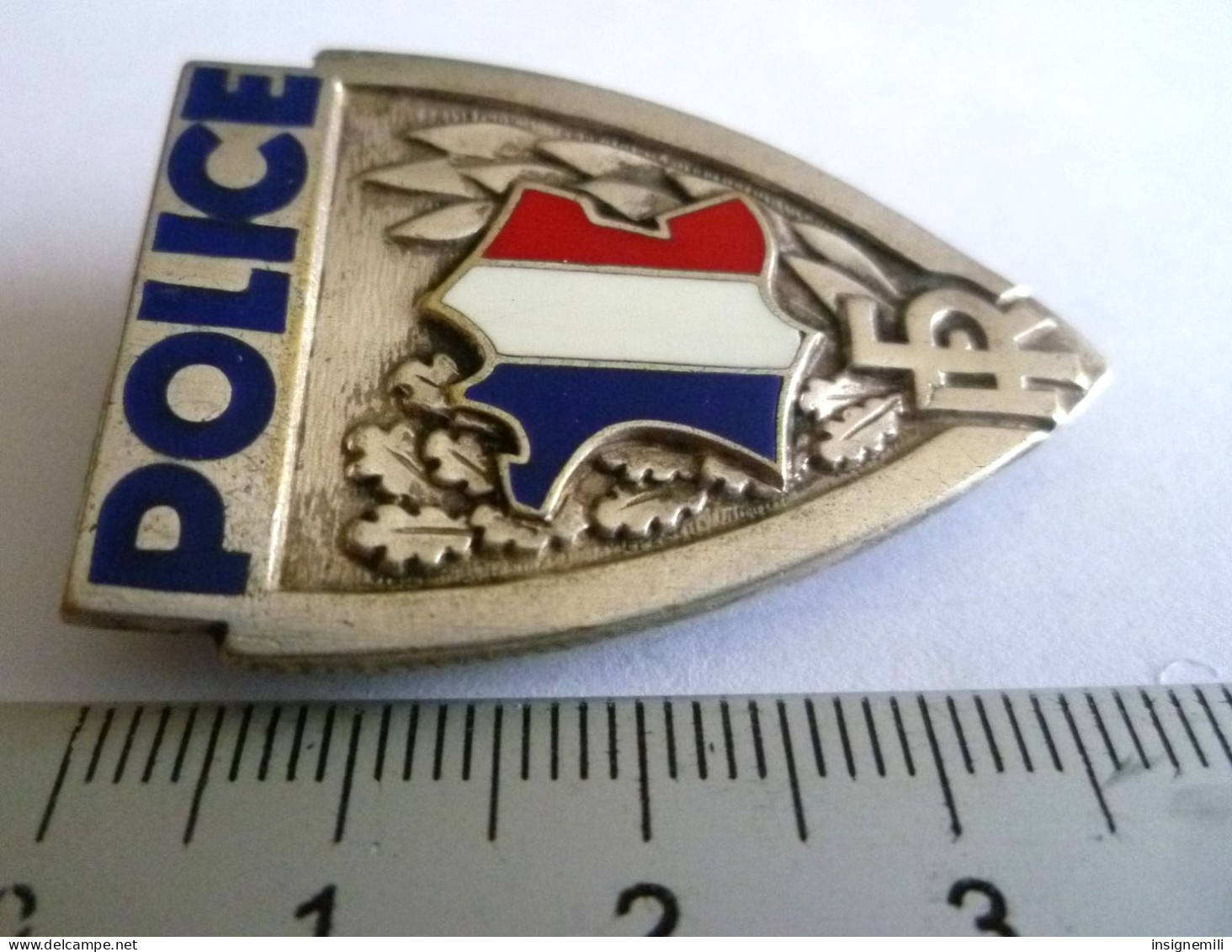 INSIGNE POLICE , Métal Léger, 39 X 27 Mm Env - Fixation FRAISSE DEMAY PARIS + Poinçon Carré - Police & Gendarmerie