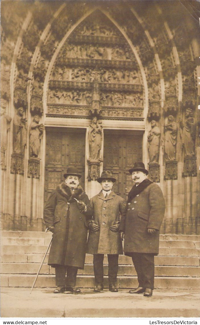 ALLEMAGNE - Koeln - Cologne Carte Photo - 3 Hommes Sur Le Parvis De La Cathedrale En 1922  - Carte Postale Ancienne - Koeln