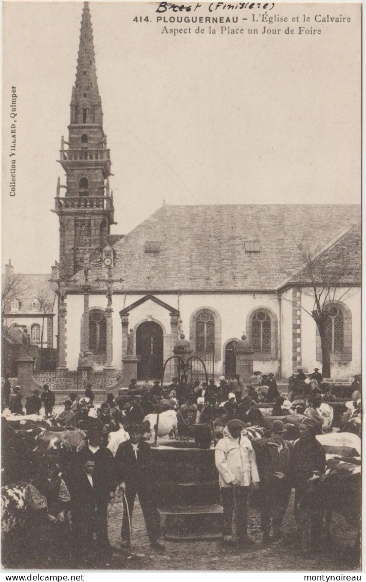 Finistère :  PLOUGUERNEAU :  église , Calvaire , Aspect Jour De  Foire Sur La  Place - Plouguerneau