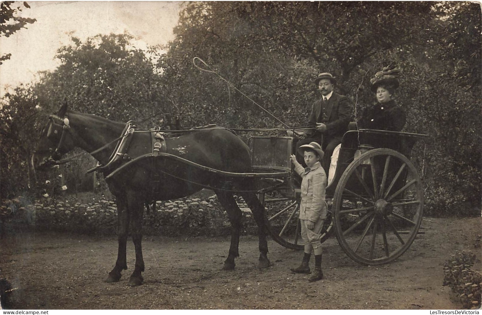 TRANSPORTS - Une Calèche Avec Une Femme Et Un Homme  - Carte Postale Ancienne - Autres & Non Classés