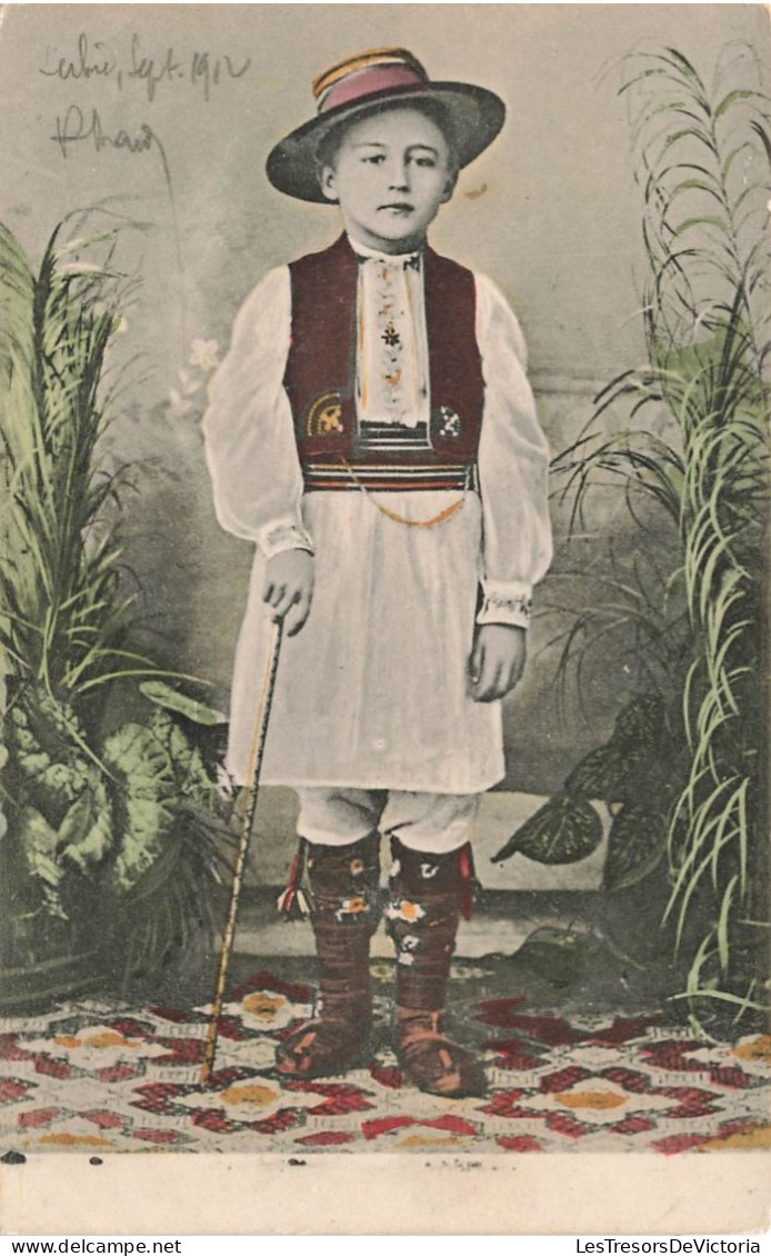 ENFANTS - Un Petit Garçon Avec Un Costume Traditionnel Tenant Une Canne - Colorisé - Carte Postale Ancienne - Portraits