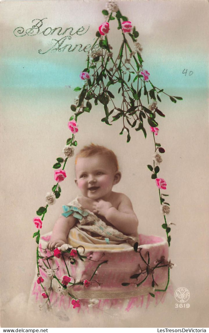 FANTAISIE - Bébé - Bonne Année - Un Bébé Dans Un Couffin Souriant - Roses - Carte Postale Ancienne - Babies