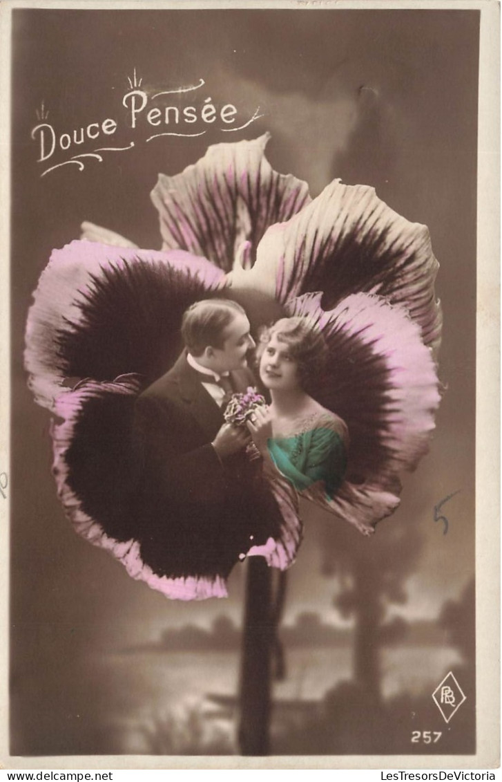 COUPLE - Douce Pensée - Portrait D'un Couple Dans Une Fleur - Carte Postale Ancienne - Paare