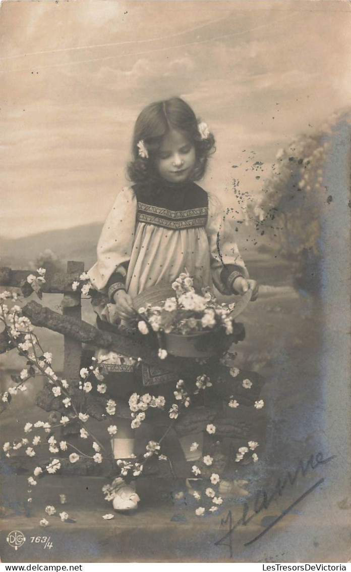 ENFANT - Fillette Cueillant Des Fleurs - Jardin - Carte Postale Ancienne - Andere & Zonder Classificatie