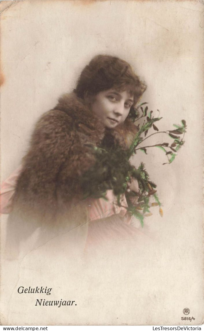 FANTAISIE - Femme - Gelukkig Nieuwjaar - Femme Courbée Sur Un Bouquet De Fleurs - Carte Postale Ancienne - Femmes