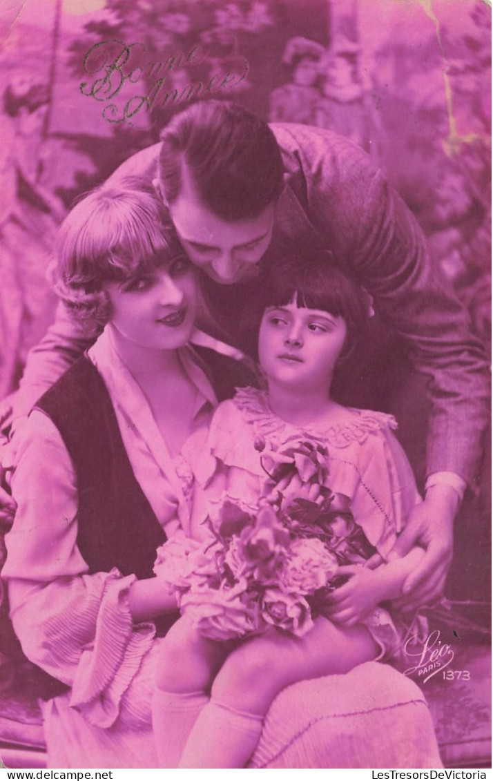 FANTAISIE - Photo De Famille - Une Fillette Assise Sur Les Genoux De Sa Mère - Léo Paris - Carte Postale Ancienne - Otros & Sin Clasificación