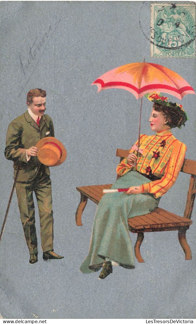 COUPLES - Femme Assise Sur Un Banc Regardant Un Homme - Carte Postale Ancienne - Couples