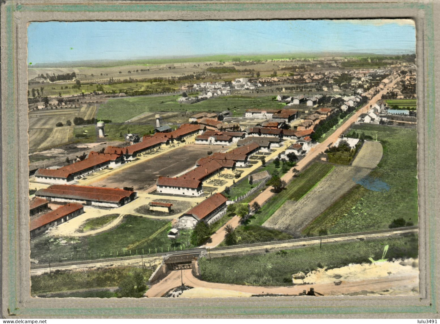 CPSM Dentelée (57) SARRALBE  - En Avion Au-dessus (Vue Aérienne) Du Quartier Route De Strasbourg -1960-  Carte Colorisée - Sarralbe