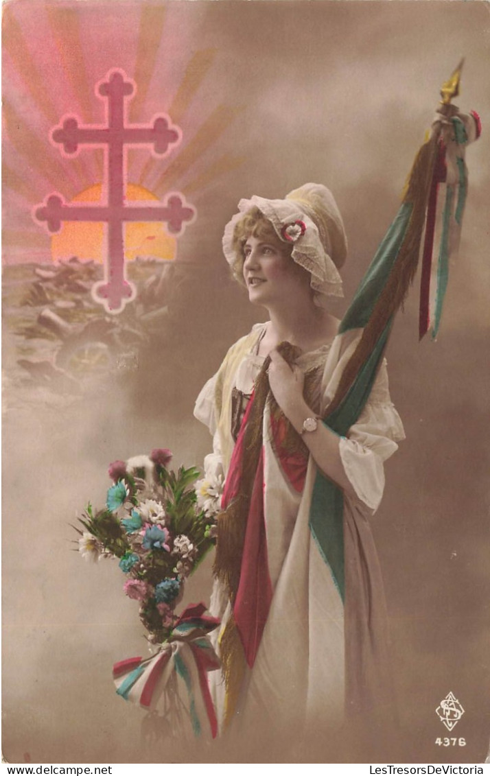 FANTAISIE - Femme - Une Femme Tenant Un Drapeau Et Un Bouquet De Fleurs - Carte Postale Ancienne - Donne