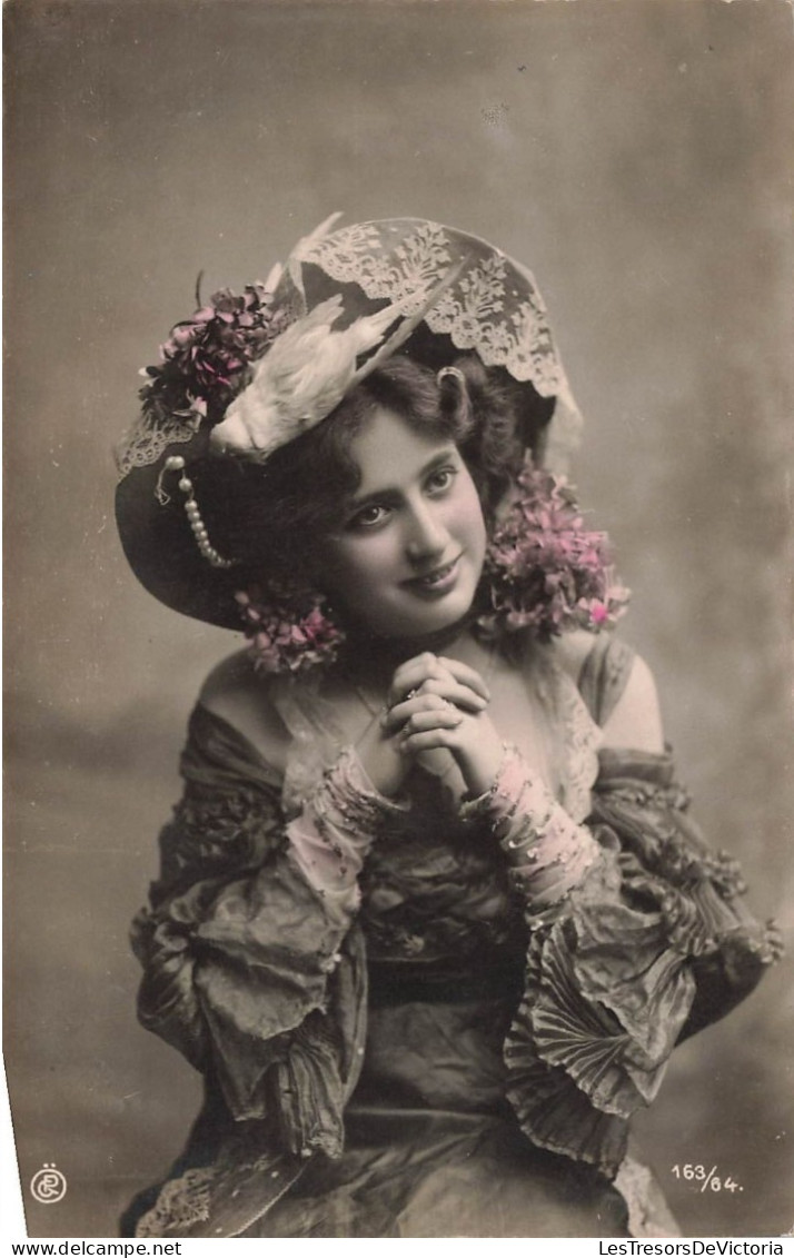 MODE - Femme Avec Une Robe à Manches Crépées - Dentelle -Coiffure Ornée De Fleurs  - Carte Postale Ancienne - Fashion