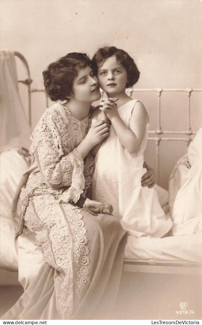 FANTAISIE - Femme - Une Femme Avec Sa Fille Dans Les Bras Sur Un Lit - Carte Postale - Women