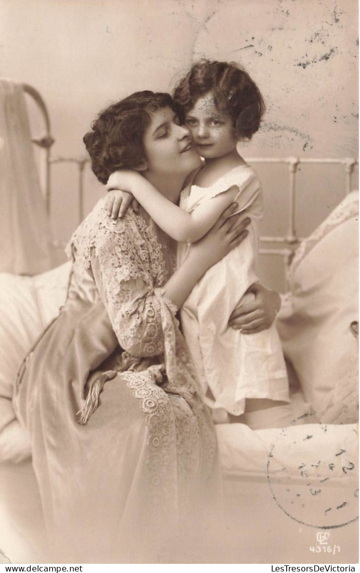 FANTAISIE - Femme - Une Femme Avec Sa Fille Dans Les Bras Sur Un Lit - Carte Postale - Donne