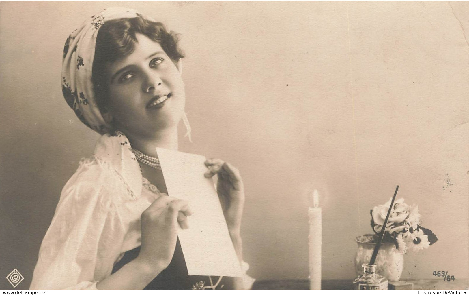 FANTAISIE - Femme - Femme Avec Une Lettre - Bougie - Carte Postale - Donne