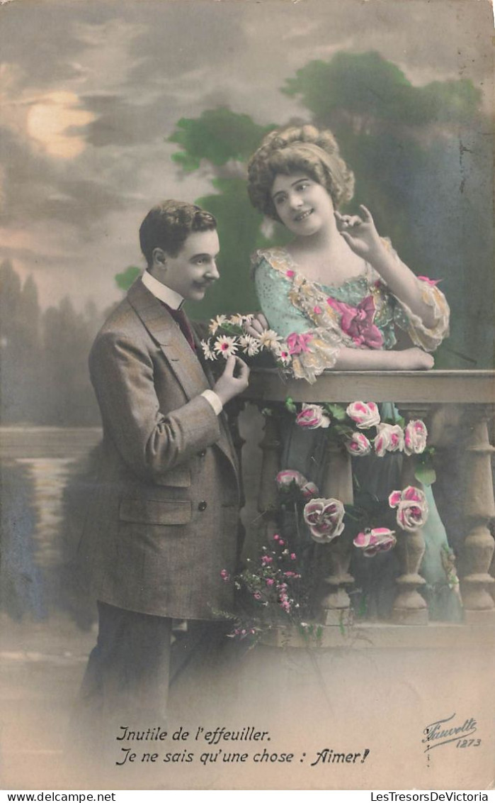 COUPLE - Inutile De L'effeuiller - Un Homme Faisant La Cour à Sa Belle - Carte Postale Ancienne - Couples