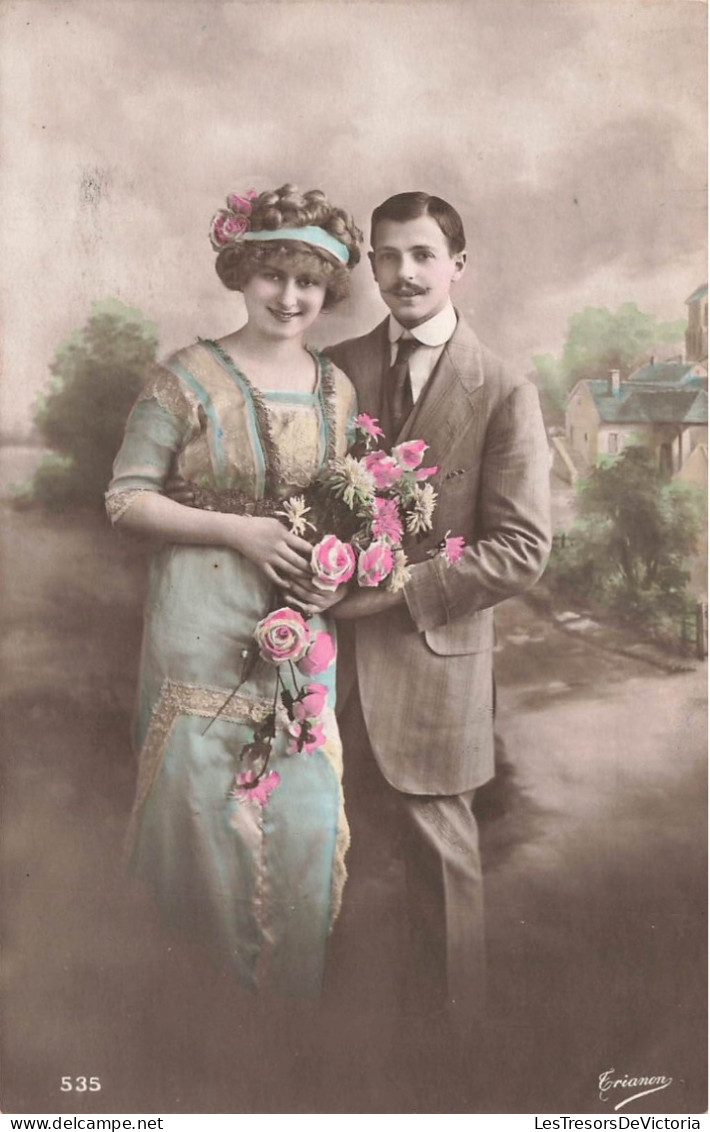 COUPLES - Couple Tenant Un Bouquet De Fleurs - Carte Postale Ancienne - Paare