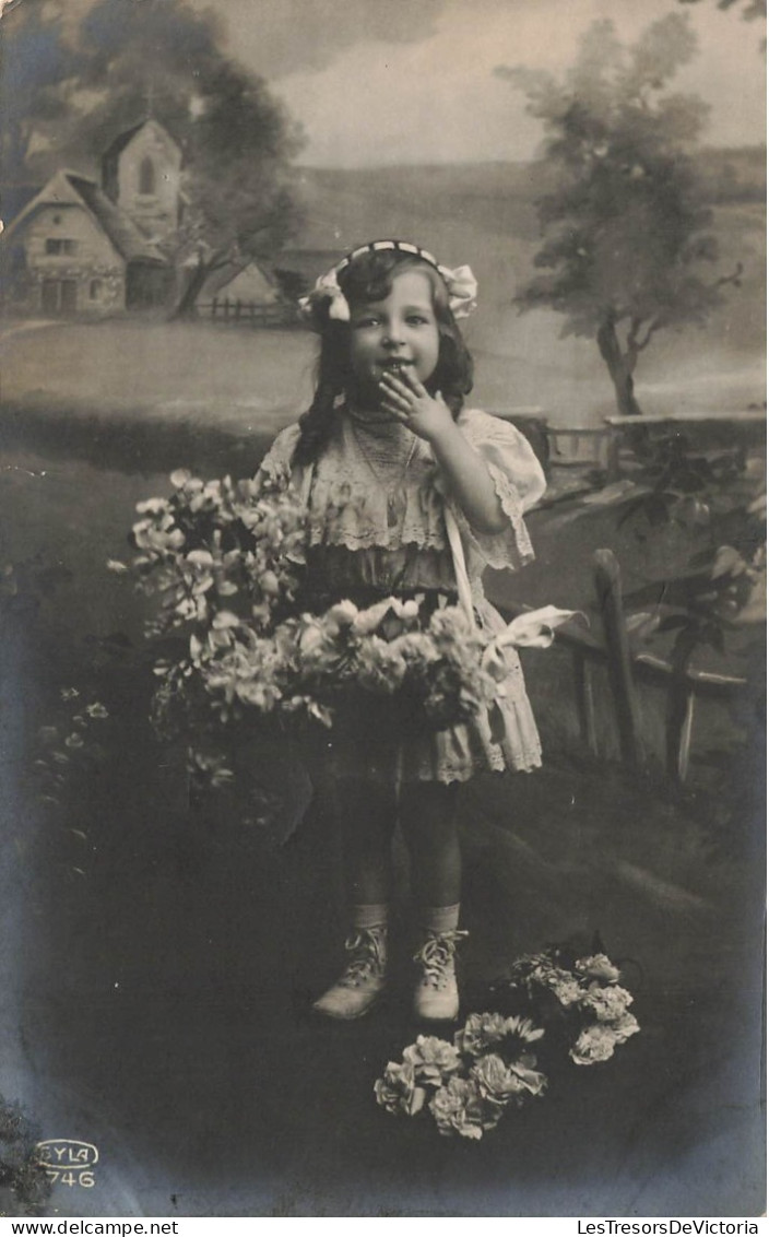 ENFANTS - Petite Fille Avec Des Fleurs - Carte Postale Ancienne - Other & Unclassified