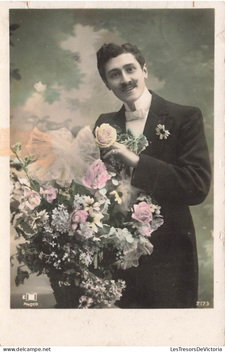 FANTAISIES - Homme Avec Des Fleurs - Carte Postale Ancienne - Men