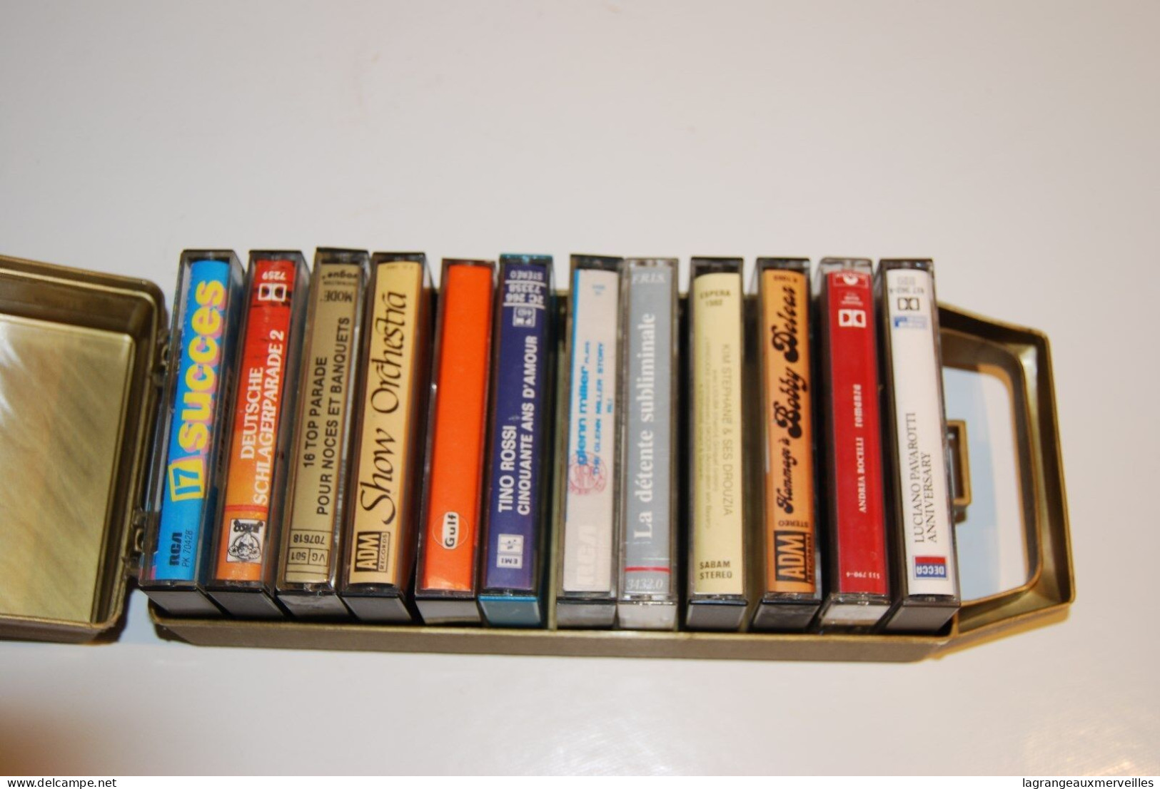 C125 Ancienne Caisse En Plastique Vintage Avec Cassettes - Casette Beta