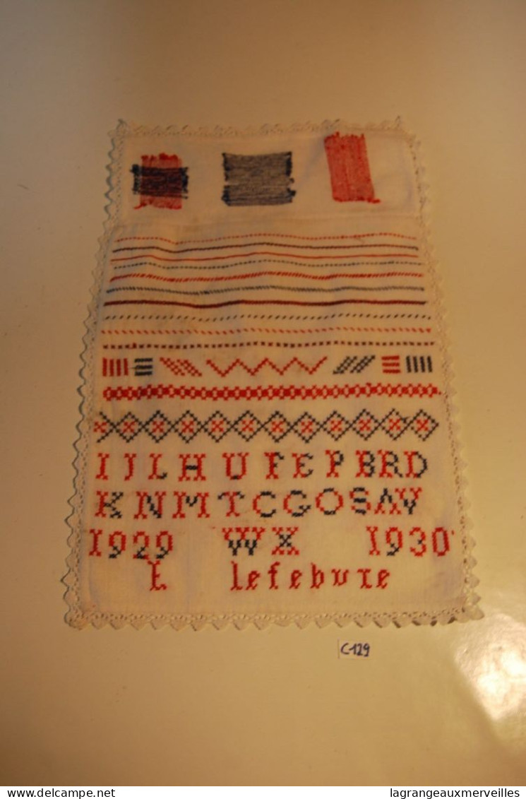 C129 Ancien Naperon Nappe 1930 - Fait Main - Crochet - Dentelles Et Tissus