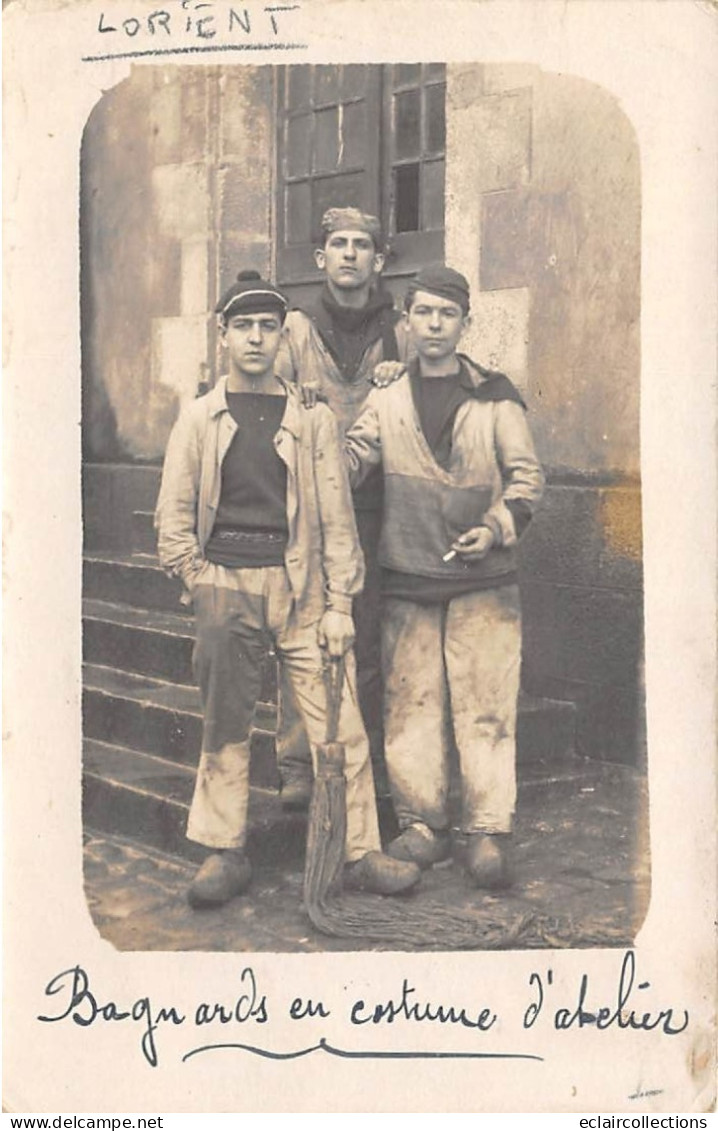 Lorient      56      Bagnards En Costume D'atelier  Ecole Des Mécaniciens.    Carte Photo.   (voir Scan) - Lorient