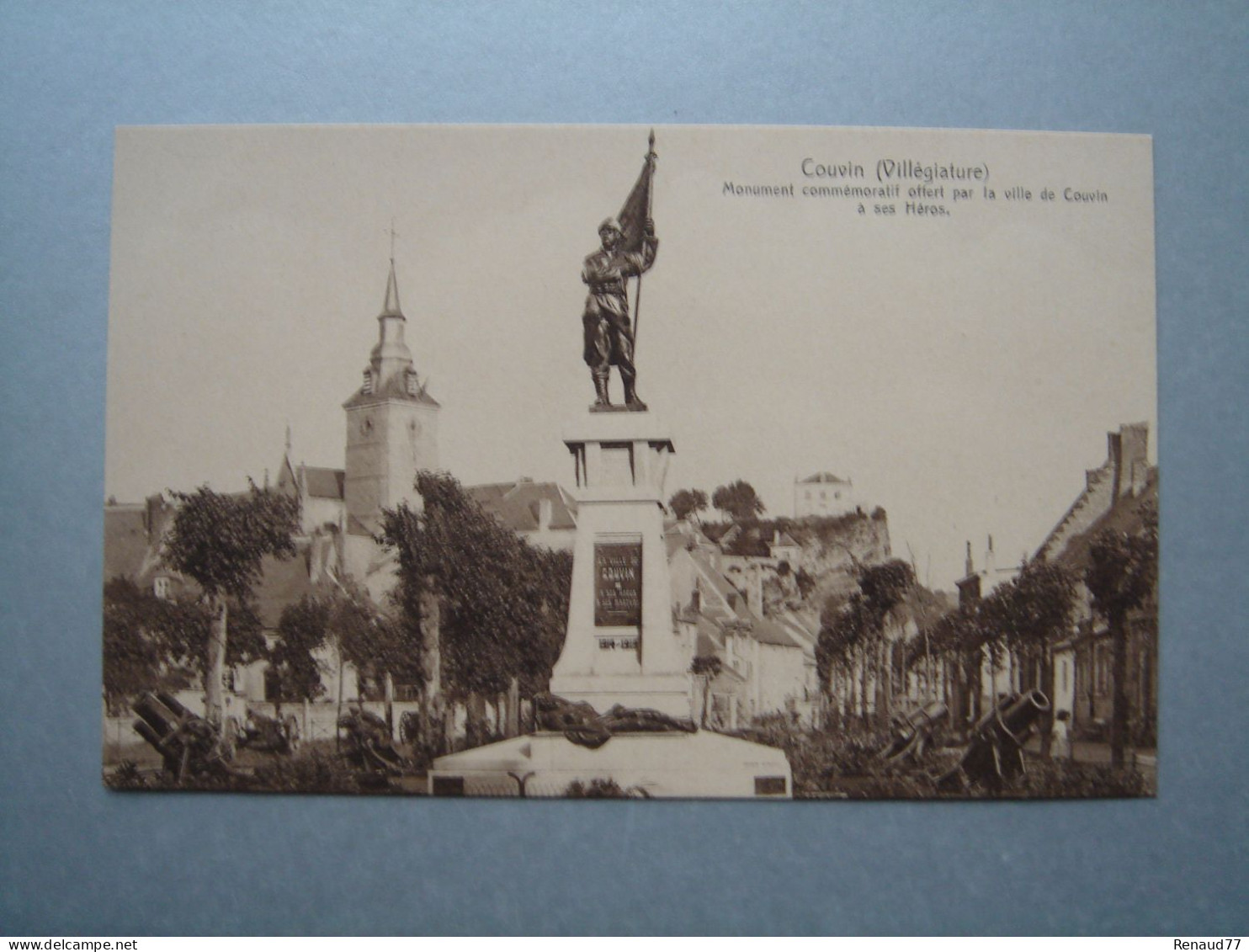 Couvin (Villégiature) Monument Commémoratif Offert Par La Ville De Couvin à Ses Héros - Couvin