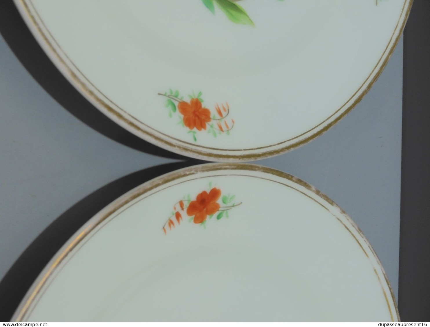 -4 ASSIETTES PORCELAINE de PARIS UNE PENSEE au CENTRE 4 FLEURS sur l'aile    E