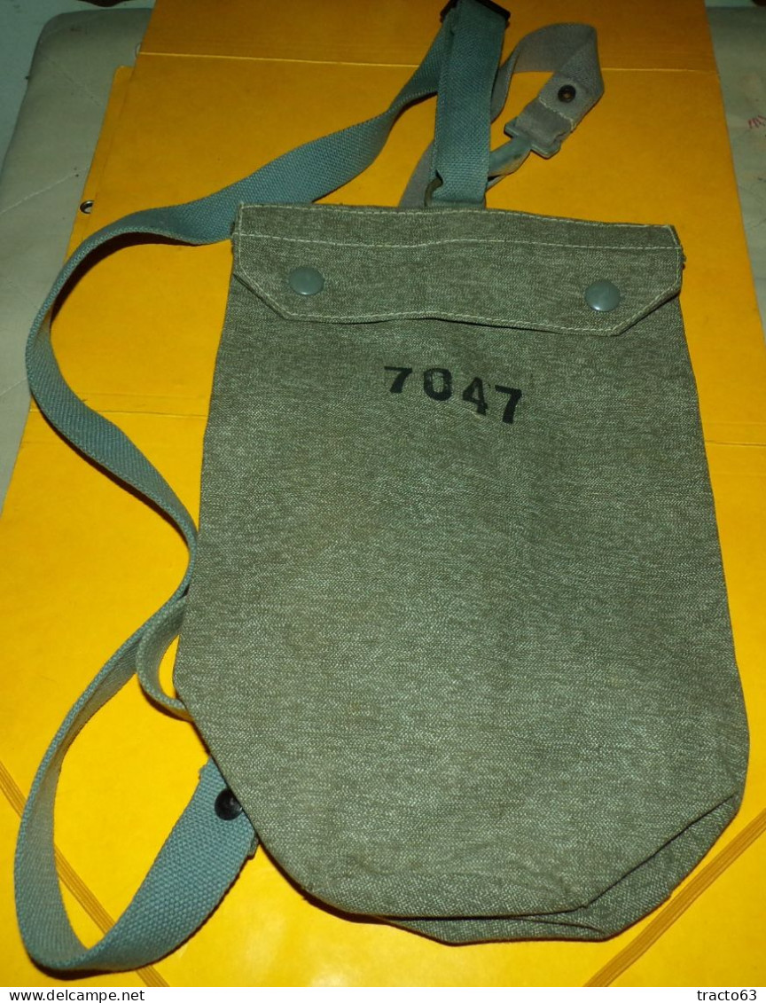 ARMEE SUISSE : ETUI DE M.A.G EN TISSU DE L'ARMEE SUISSE AVEC SANGLES POUR LE PORT EN DORSAL ,  TAMPON AVEC NUMERO 7047 - Equipement