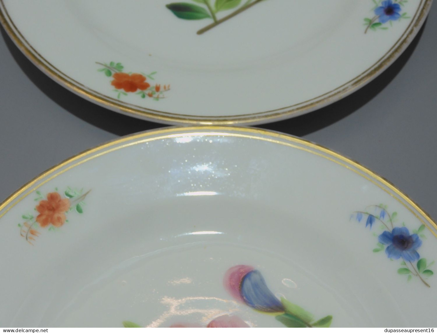 -4 ASSIETTES PORCELAINE de PARIS UNE PENSEE au CENTRE 4 FLEURS sur l'aile    E