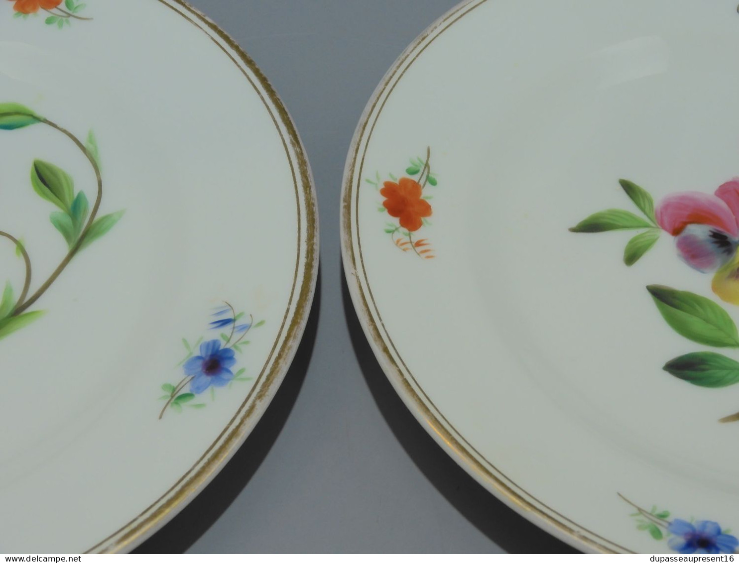 -4 ASSIETTES PORCELAINE de PARIS UNE PENSEE au CENTRE 4 FLEURS sur l'aile    E