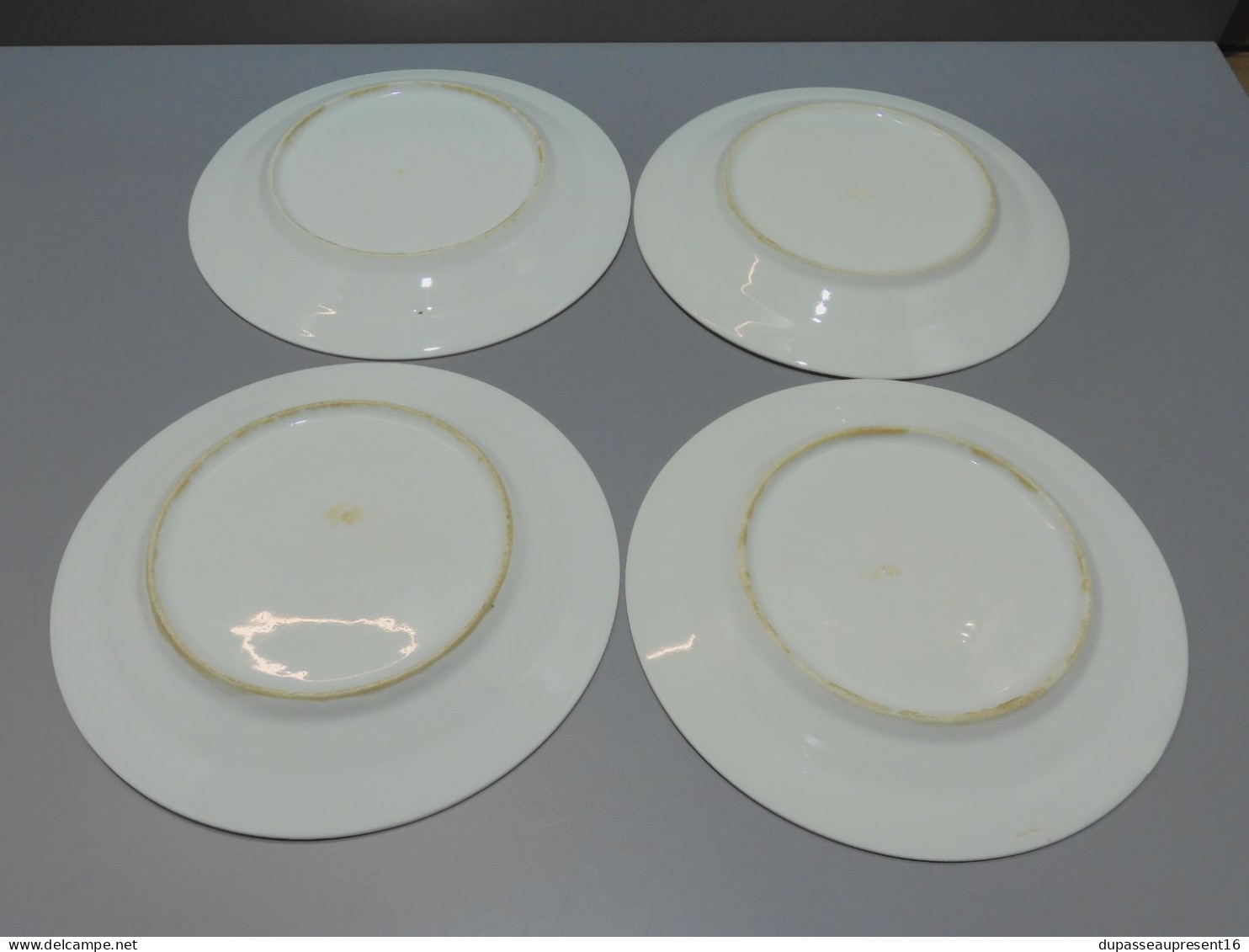 -4 ASSIETTES PORCELAINE de PARIS UNE PENSEE au CENTRE 4 FLEURS sur l'aile    E