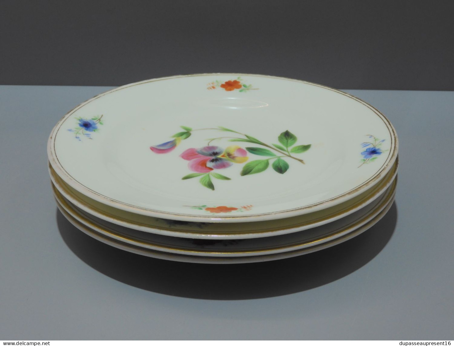 -4 ASSIETTES PORCELAINE de PARIS UNE PENSEE au CENTRE 4 FLEURS sur l'aile    E