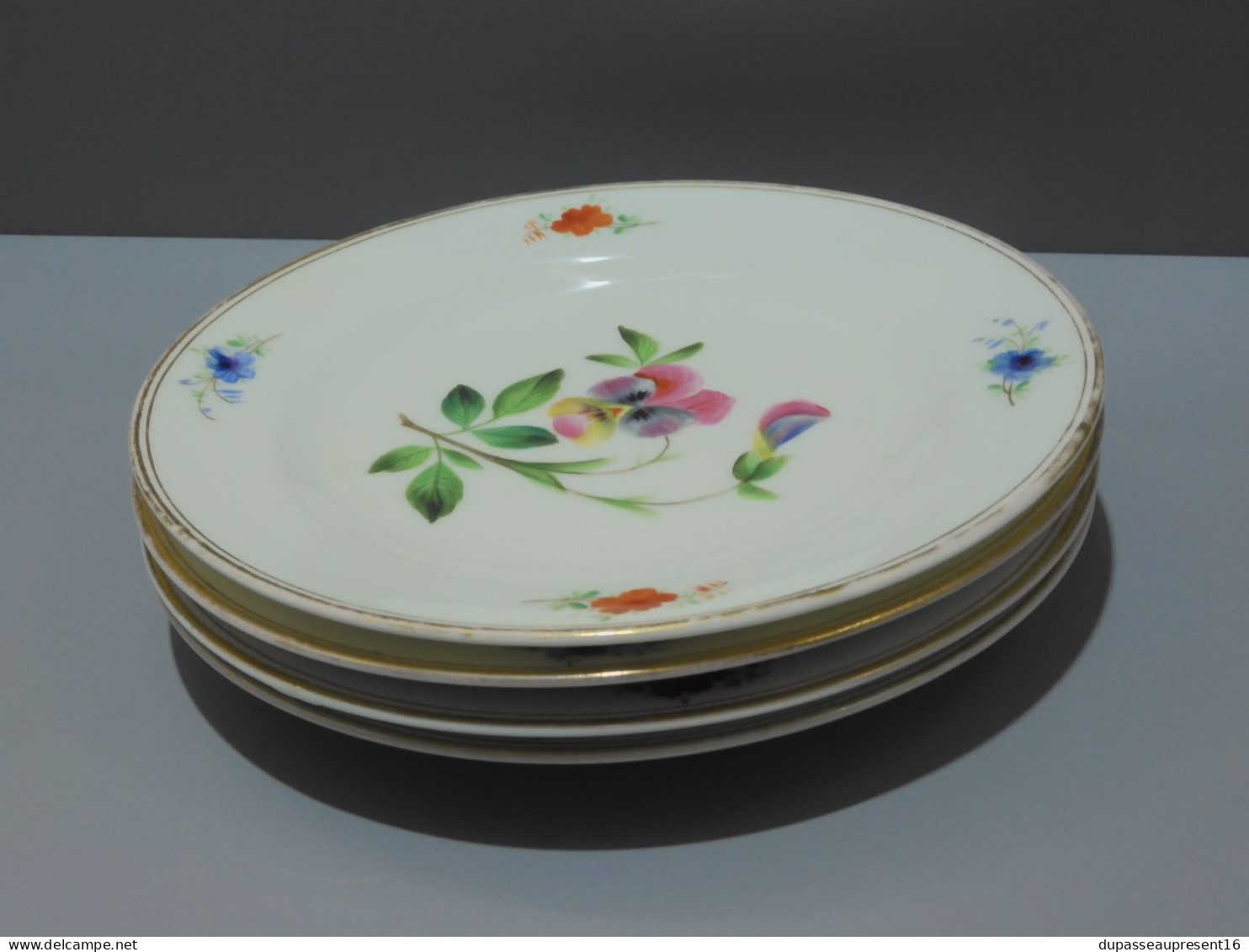 -4 ASSIETTES PORCELAINE de PARIS UNE PENSEE au CENTRE 4 FLEURS sur l'aile    E