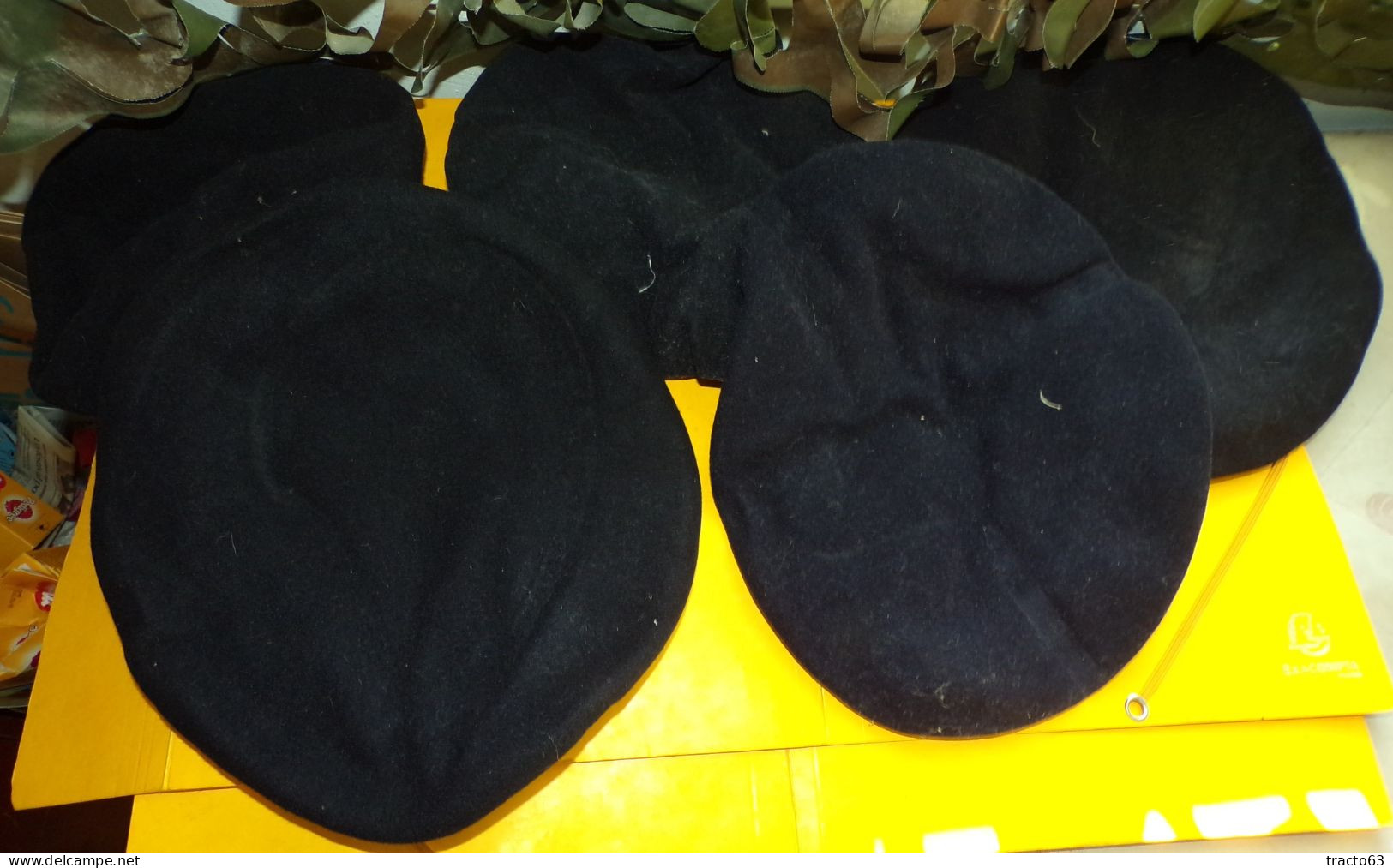 LOT DE 5 BERETS MILITAIRE  DE L'ARMEE FRANCAISE ,TAILLE DE 54 A 63  DE COULEUR BLEU FONCE  , 1 TAILLE  54 , 2 TAILLES 5 - Helme & Hauben