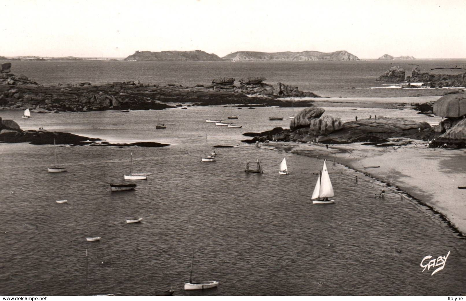 Trégastel - Les Rochers De Coz Pors - La Plage - Trégastel