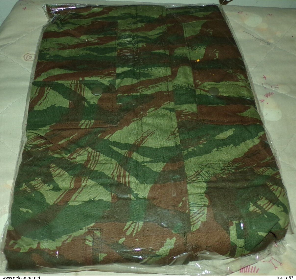 VESTE CAMOUFLAGE LEZARD DE TYPE PARACHUTISTES DE L'ARMEE FRANCAISE ,BOUTONS SUR LES POCHES ,  35 % COTON ET 65 % POLYES