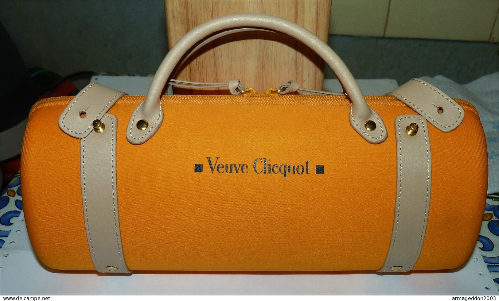 VALISETTE DE TRANSPORT pique-nique A COQUE RIGIDE CHAMPAGNE VEUVE CLICQUOT TBE