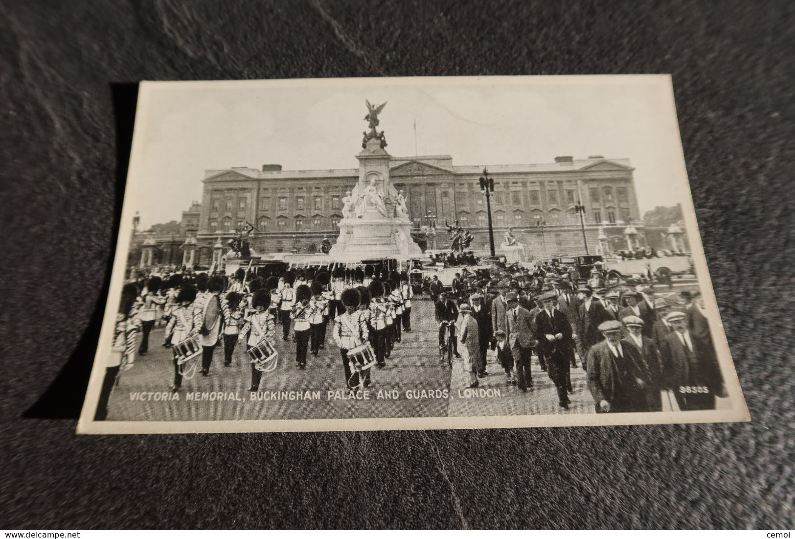 CPSM - Victoria Memorial - Buckinggham Palace And Guards  - LONDON - Buckingham Palace