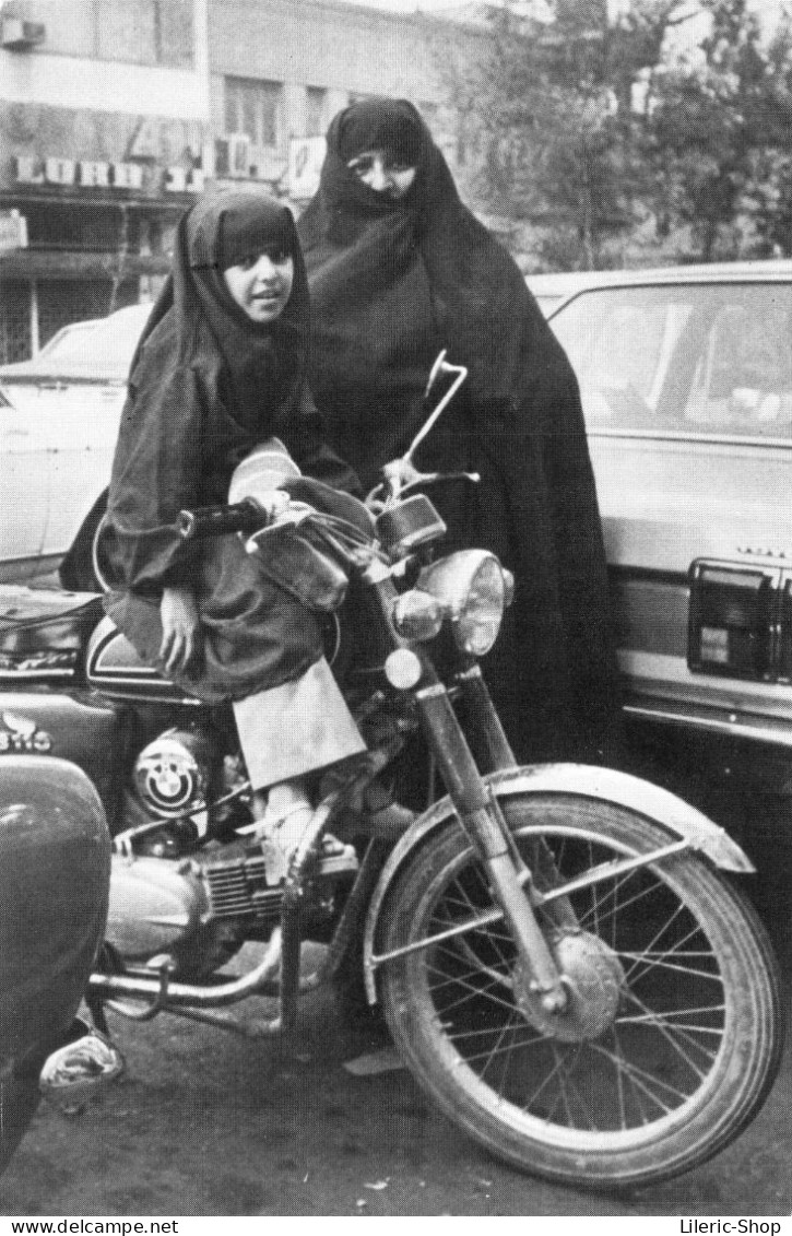 Sygma Photographe De Guerre C. Spengler - LA FEMME EN IRAN  Fillette Sur Une Moto BMW CPM 1979 - Otros & Sin Clasificación