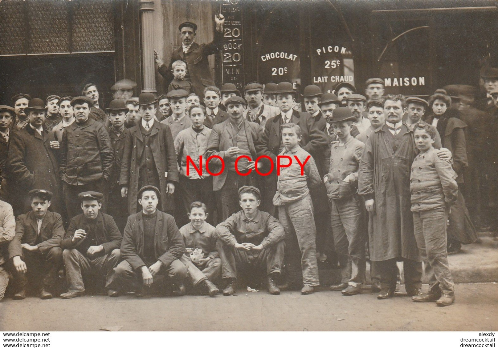 62 HARNES. La Pose Devant Un Estaminet Café. Carte Photo Rare - Harnes