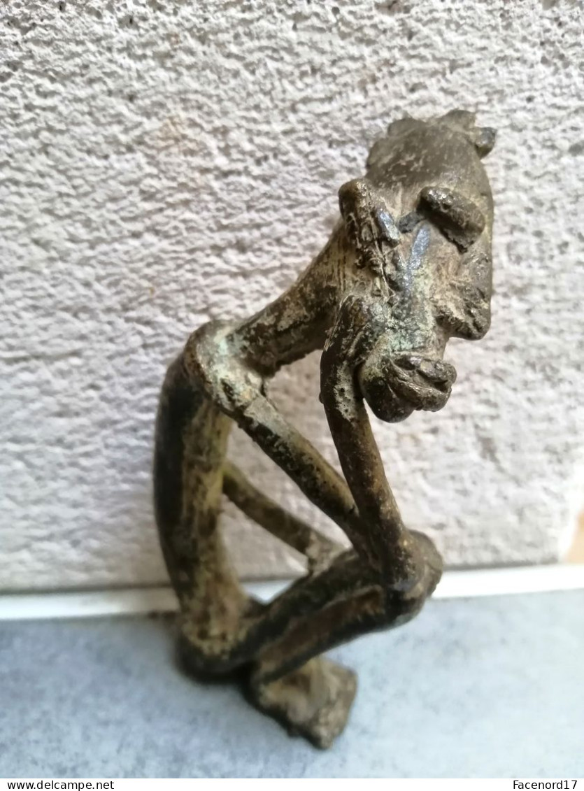 Figurine Dogon à Tête Penchée En Bronze Mali - Afrikanische Kunst