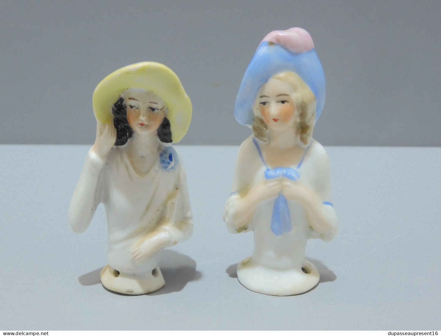 -2 BELLES ANCIENNES DEMI FIGURINES AU CHAPEAU PORCELAINE DEUTSCHLAND VITRINE    E - Autres & Non Classés