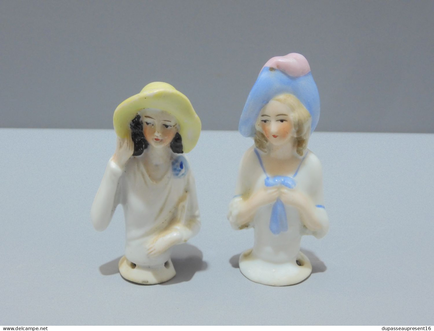 -2 BELLES ANCIENNES DEMI FIGURINES AU CHAPEAU PORCELAINE DEUTSCHLAND VITRINE    E - Autres & Non Classés