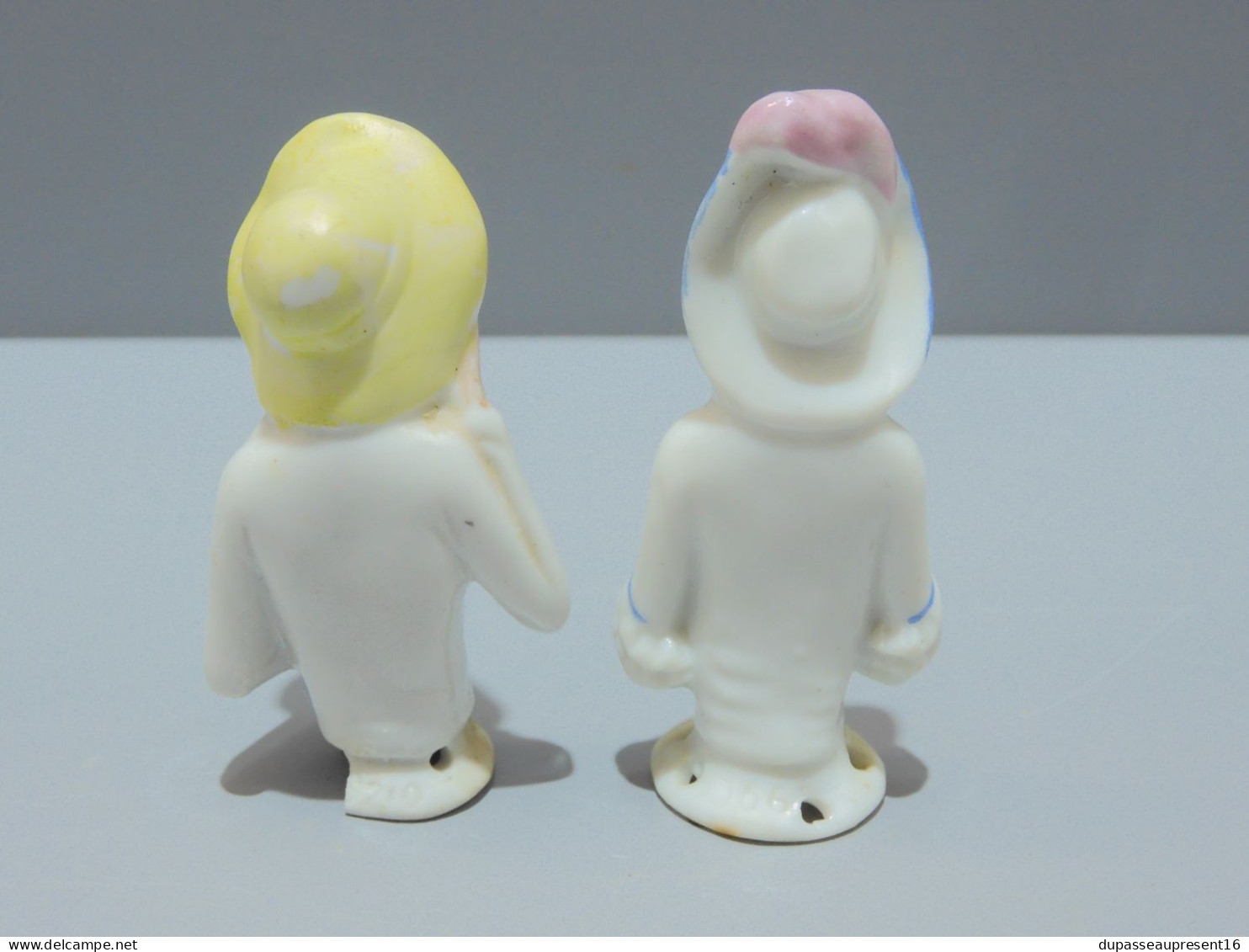 -2 BELLES ANCIENNES DEMI FIGURINES AU CHAPEAU PORCELAINE DEUTSCHLAND VITRINE    E - Andere & Zonder Classificatie