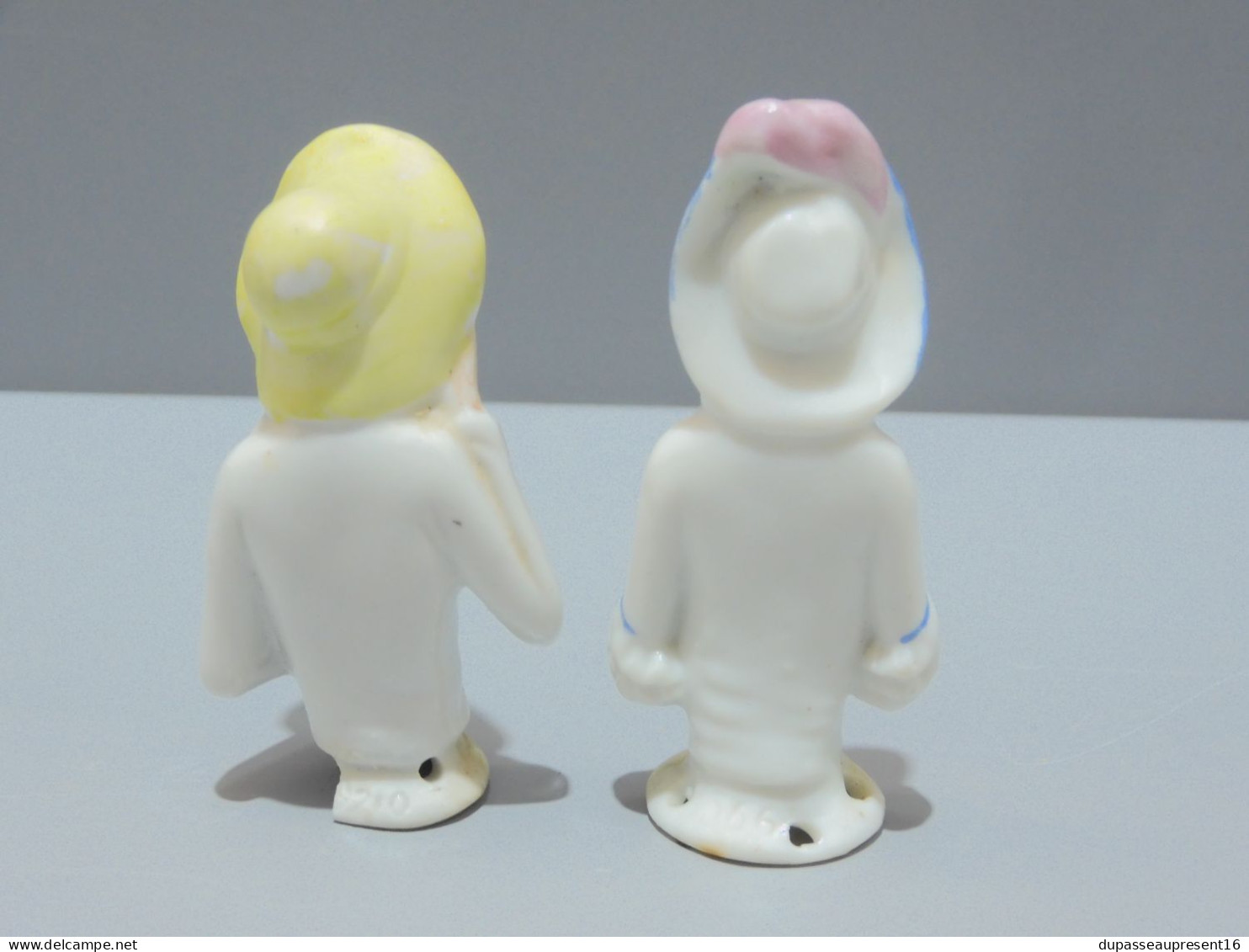 -2 BELLES ANCIENNES DEMI FIGURINES AU CHAPEAU PORCELAINE DEUTSCHLAND VITRINE    E