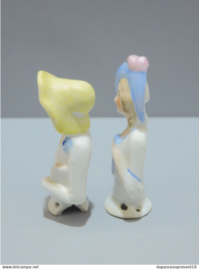 -2 BELLES ANCIENNES DEMI FIGURINES AU CHAPEAU PORCELAINE DEUTSCHLAND VITRINE    E