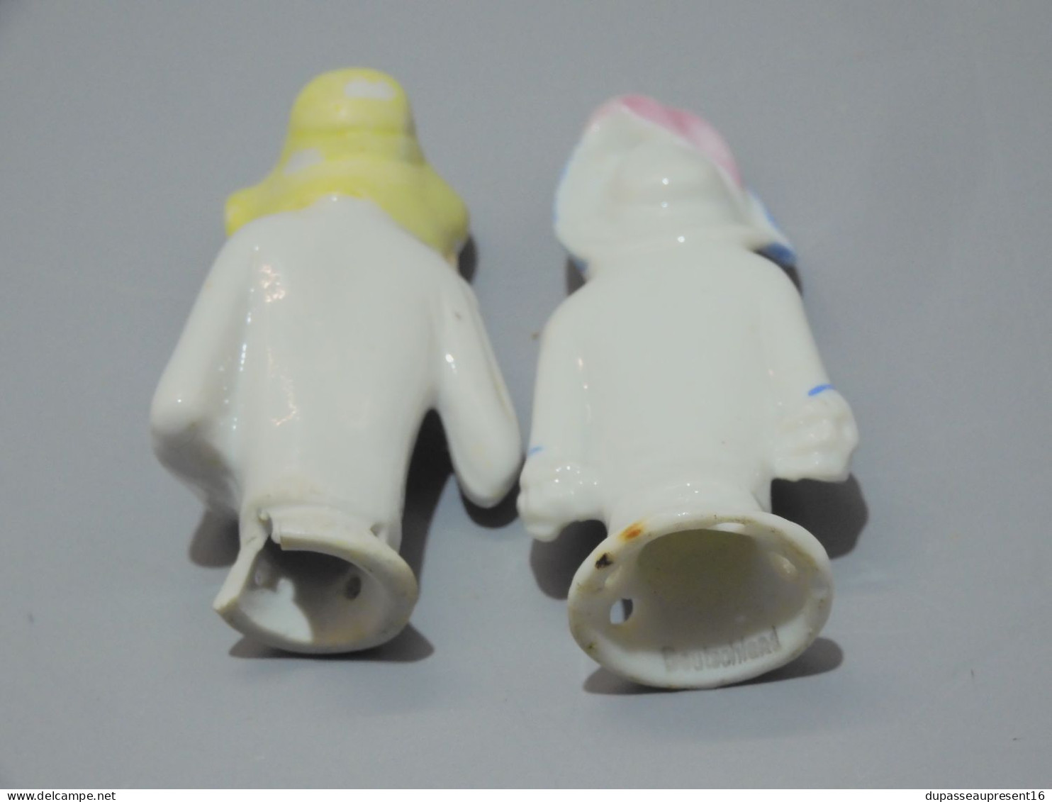 -2 BELLES ANCIENNES DEMI FIGURINES AU CHAPEAU PORCELAINE DEUTSCHLAND VITRINE    E