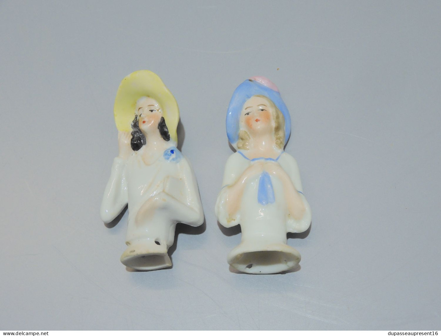 -2 BELLES ANCIENNES DEMI FIGURINES AU CHAPEAU PORCELAINE DEUTSCHLAND VITRINE    E