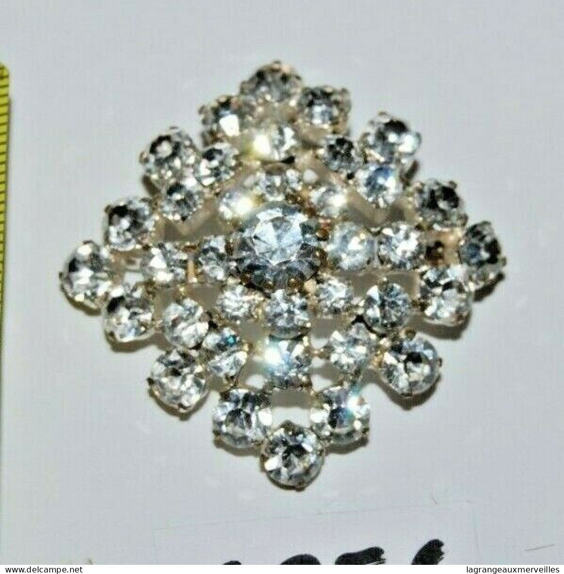 C256 Bijou De Fantaisie - Magnifique Broche Composée De Brillant - Broches